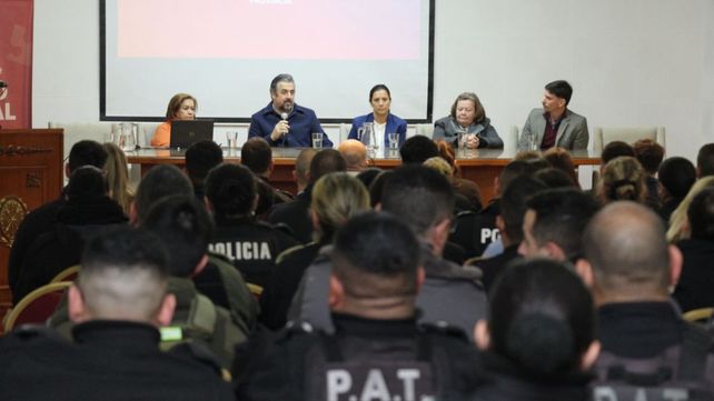 El gobierno de Santa Fe impulsa un plan integral de salud mental para las fuerzas de seguridad El gobierno de Santa Fe impulsa un plan integral de salud mental para las fuerzas de seguridad
