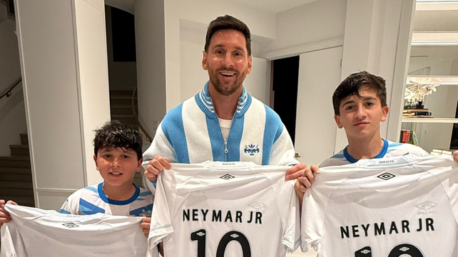 Lionel Messi posó junto a sus hijos Mateo y Thiago