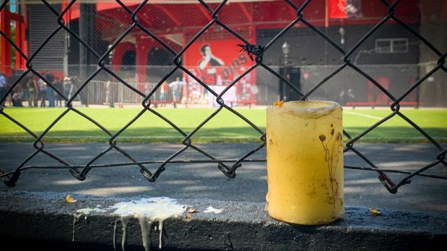Una vela para Diego. Los hinchas de Newells recordaron a su ídolo en el Coloso.