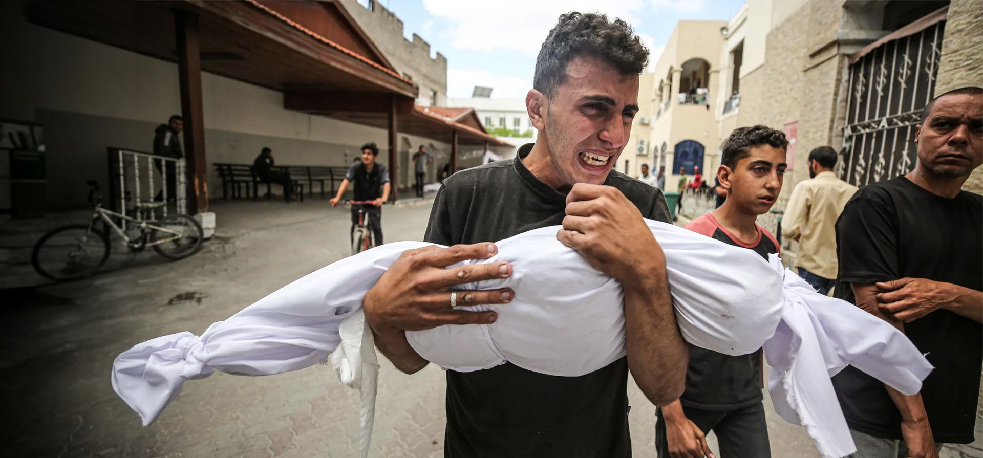 Un palestino en el hospital bautista al-Ahli sostiene el cuerpo de un pariente muerto en ataques israelíes, Ciudad de Gaza. Fotografía: Anadolu/Getty Images Un palestino en el hospital bautista al-Ahli sostiene el cuerpo de un pariente muerto en ataques israelíes, Ciudad de Gaza. Fotografía: Anadolu/Getty Images