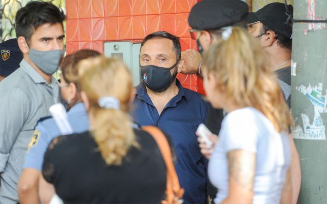 El fiscal Adrián Spelta se entrevistó con la madre de Iunissi en el lugar del crimen.&nbsp;