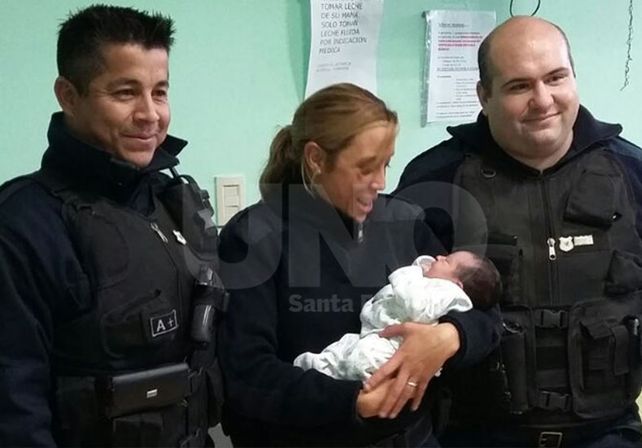 Tres policías asistieron a una mujer que dio a luz en su casa