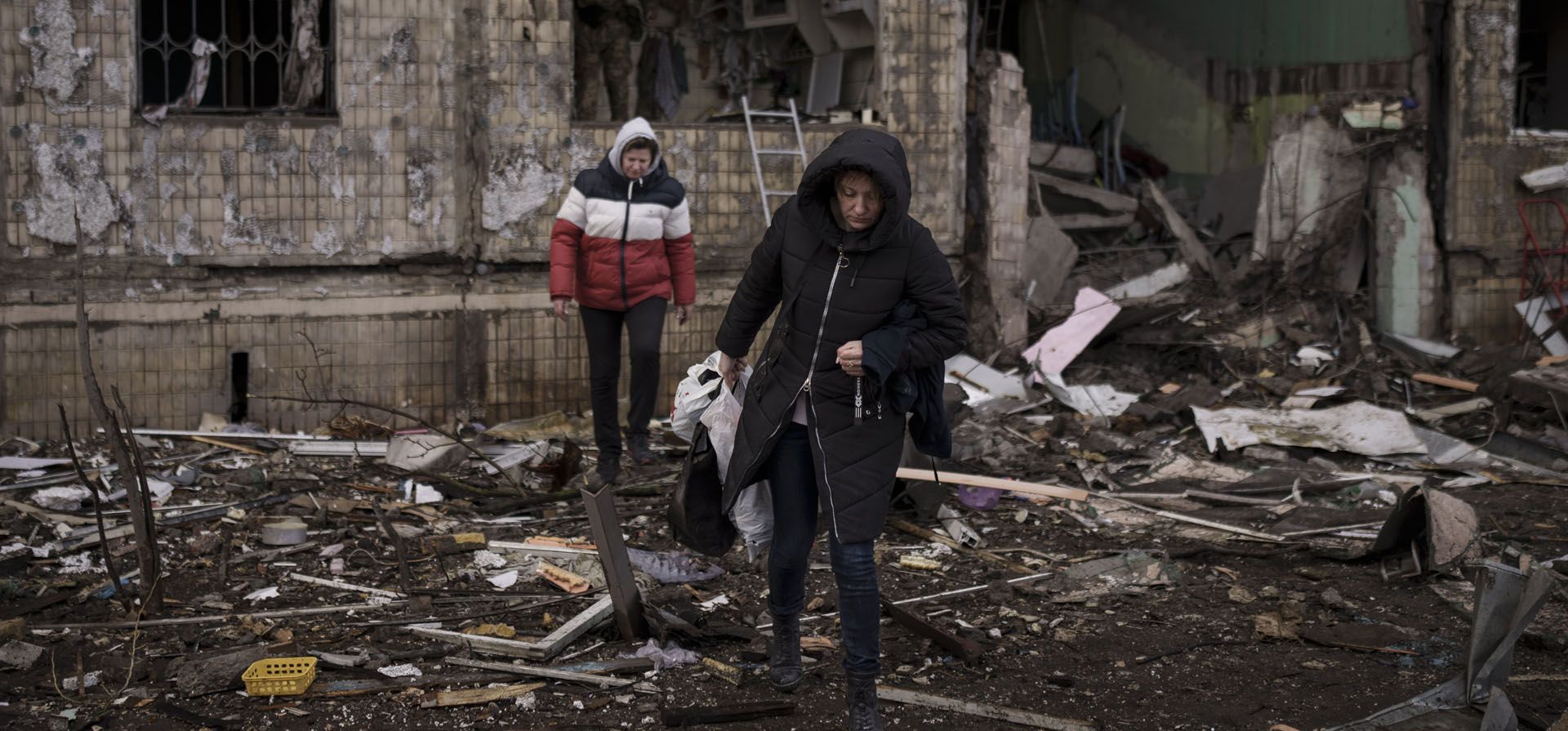 Residentes retiran sus pertenencias de un edificio destruido después de que fue alcanzado por bombardeos de artillería en Kiev, Ucrania, el lunes 14 de marzo de 2022.