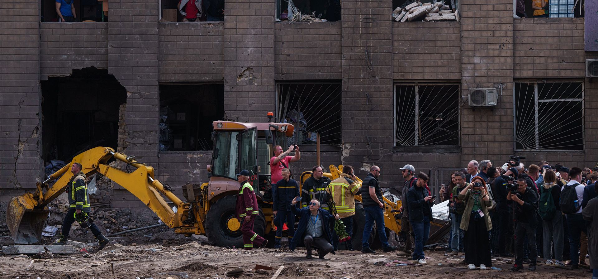 Varias personas observan a través de las ventanas de un edificio dañado tras un ataque ruso contra un barrio residencial en Kiev, Ucrania, el viernes 15 de mayo de 2026. (Foto AP/Evgeniy Maloletka) Varias personas observan a través de las ventanas de un edificio dañado tras un ataque ruso contra un barrio residencial en Kiev, Ucrania, el viernes 15 de mayo de 2026. (Foto AP/Evgeniy Maloletka)