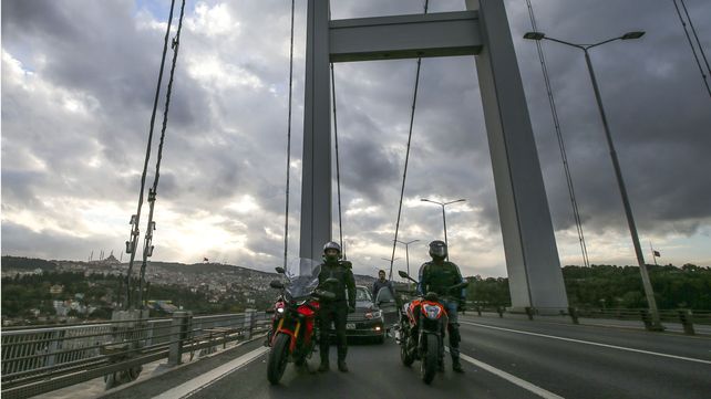 Dos motociclistas se mantienen firmes durante un minuto de silencio para conmemorar el 83 aniversario de la muerte del padre fundador de Turquía, Mustafa Kemal Ataturk, en el puente de los Mártires del 15 de julio, en Estambul, Turquía, el miércoles 10 de noviembre de 2021.