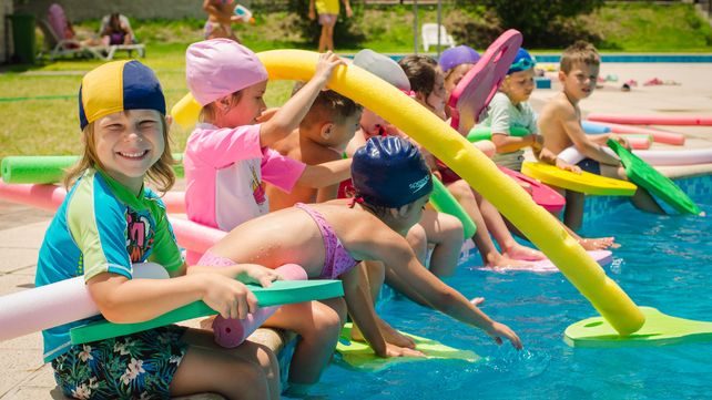 Juegos, desafíos en equipos, fiesta de disfraces y fogón