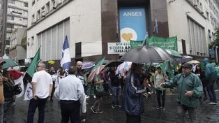 El gremio ATE y trabajadores de Anses realizaron una movida en la puerta de la repartición estatal, en Sarmiento y Rioja.