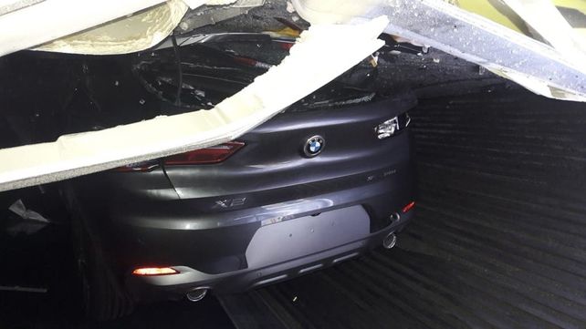 Autos BMW aplastados por ocho contenedores