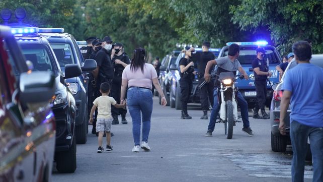 Un doble crimen sacudió barrio Ludueña cuando personas en moto abrieron fuego contra un grupo de gente y asesinaron a dos personas