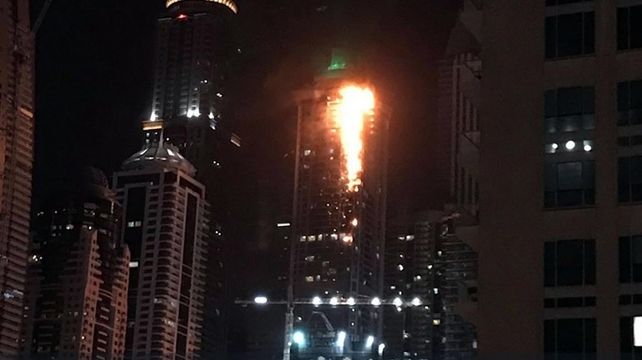 Impresionante incendio en uno de los rascacielos más grande del mundo