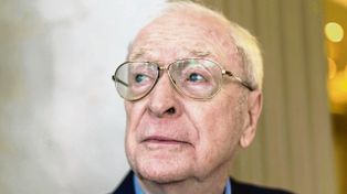 Michael Caine mira hacia atrás en un libro de memorias