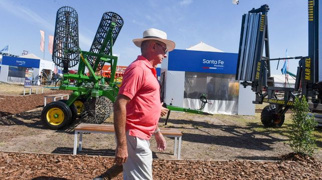 El ministro Daniel Costamagna recorrió el stand de la provincia.