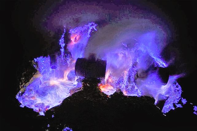 Un volcán de Indonesia escupe lava color azul