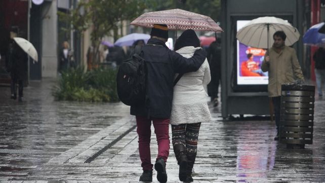 El alerta amarillo por tormentas se combina con el descenso de temperaturas en Rosario.