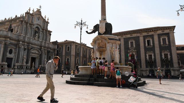 Turistas buscan refrescarse en la fuente de la Piazza del Duomo