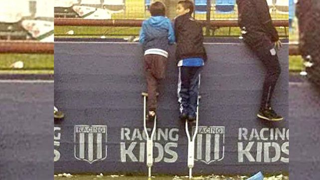 Un vecino denunció a un chico con muletas por jugar fútbol en la calle