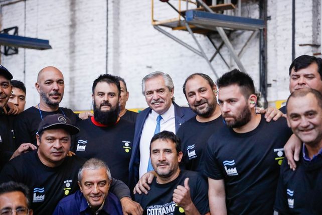 El presidente Alberto Fernández junto a trabajadores de empresas recuperadas.