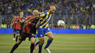 Carlos Quintana se le anticipa a Carlos González en el clásico. El zaguero, clave en la defensa de Central.