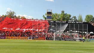 La enorme bandera que los hinchas de Newell’s exhibieron la última vez que visitaron en el Malvinas Argentinas de Mendoza, en 2012. Ahí jugará ante Independiente Rivadavia.