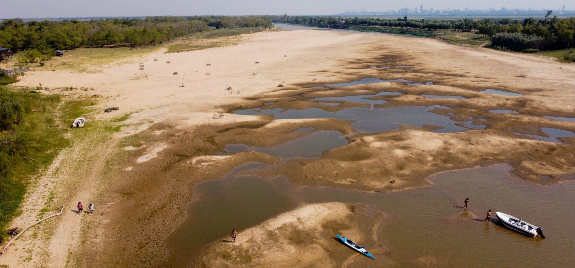 Con la bajante, el interior de las islas se transformó en un paisaje irreconocible