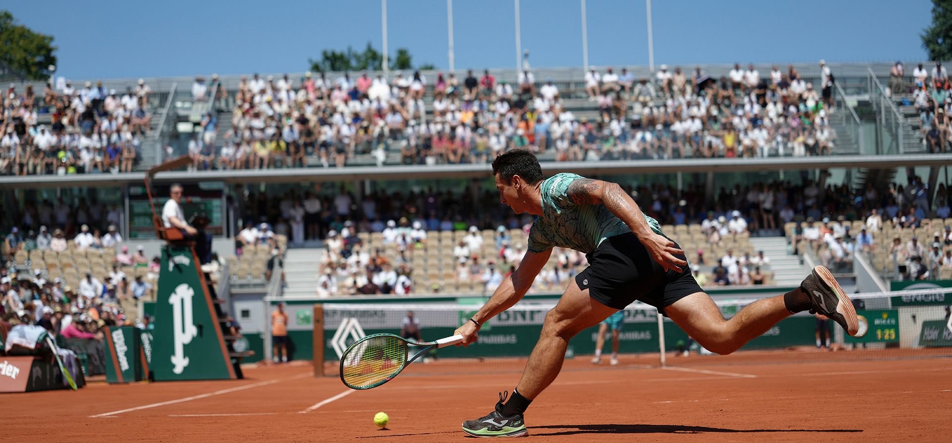 Camilo Ugo Carabelli, de Argentina, devuelve la pelota a Andrey Rublev, de Rusia, durante su partido de segunda ronda de individuales masculinos en el torneo de tenis Roland Garros en París, el miércoles 27 de mayo de 2026. (Foto AP/Aurelien Morissard) Camilo Ugo Carabelli, de Argentina, devuelve la pelota a Andrey Rublev, de Rusia, durante su partido de segunda ronda de individuales masculinos en el torneo de tenis Roland Garros en París, el miércoles 27 de mayo de 2026. (Foto AP/Aurelien Morissard)
