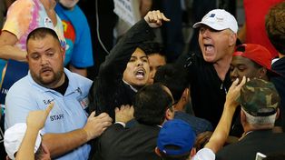 Un manifestante negro fue a un acto de Donald Trump y lo echaron a los golpes