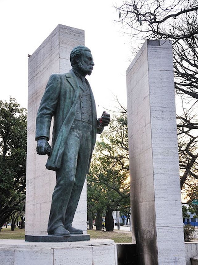 Monumento a Ovidio Lagos, en la intersección entre la calle que lleva su mismo nombre y Pellegrini. Fue inaugurado en 1952.