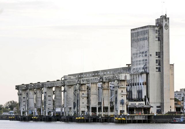 Se reanuda el servicio de barcazas en el puerto