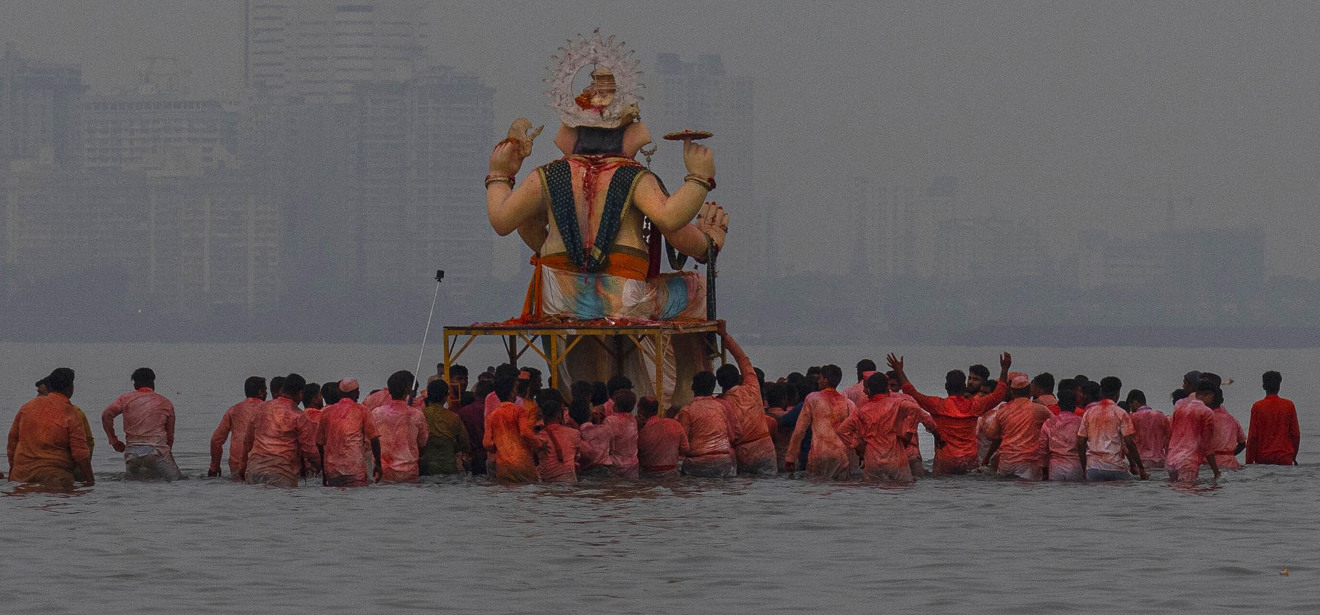 Devotos se preparan para sumergir un ídolo gigante del dios hindú Ganesha con cabeza de elefante en el Mar Arábigo, marcando el final del festival Ganesh Chaturthi de 10 días de duración en Mumbai, India, el jueves 28 de septiembre de 2023. (Foto AP/Rafiq Maqbool) Devotos se preparan para sumergir un ídolo gigante del dios hindú Ganesha con cabeza de elefante en el Mar Arábigo, marcando el final del festival Ganesh Chaturthi de 10 días de duración en Mumbai, India, el jueves 28 de septiembre de 2023. (Foto AP/Rafiq Maqbool)
