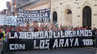 Manifestantes de Uocra se manifiestan frente a Casa de Gobierno
