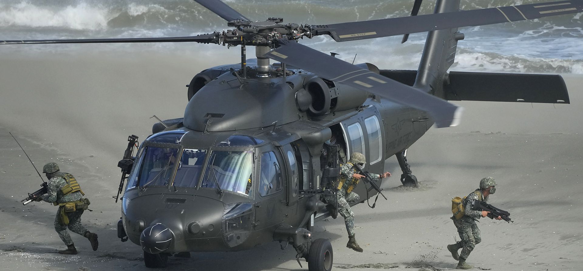 Marines filipinos descienden de un helicóptero durante un ejercicio militar conjunto anual entre Estados Unidos y Filipinas titulado Balikatan, tagalo para