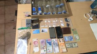 La policía incautó elementos para fraccionar drogas ilegales en Mitre al 1000.