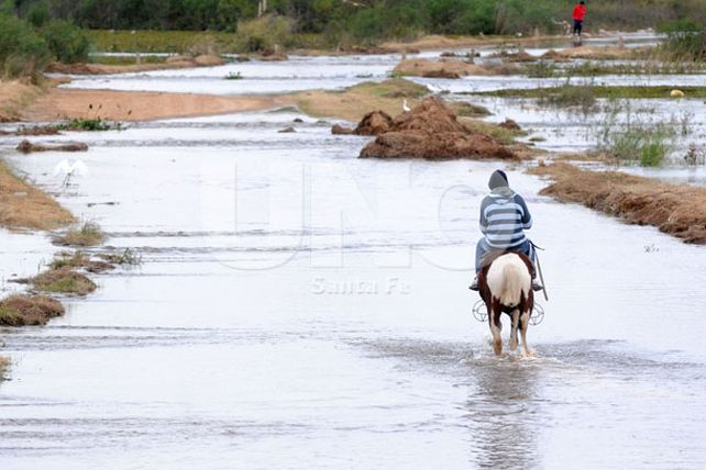 Por la crecida del Paraná, se hizo el corte del camino que va a La Boca