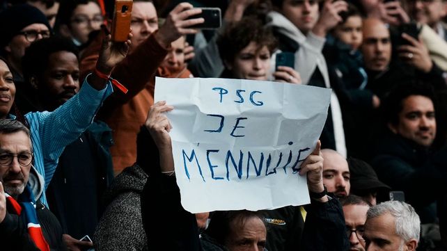 Los hinchas del PSG sostienen una pancarta que dice en francés "PSG je mennuie" ('PSG, estoy aburrido').