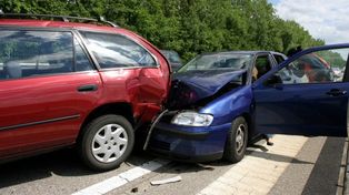 Un hombre causó un grave choque porque se distrajo masturbándose al volante