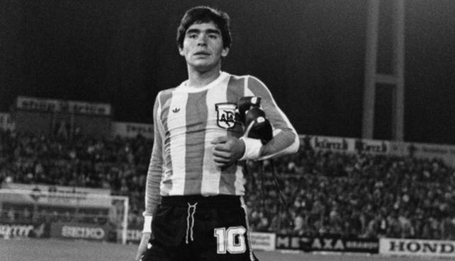 Diego, Diego... y a pedido del público, el debut en celeste y blanco de Maradona