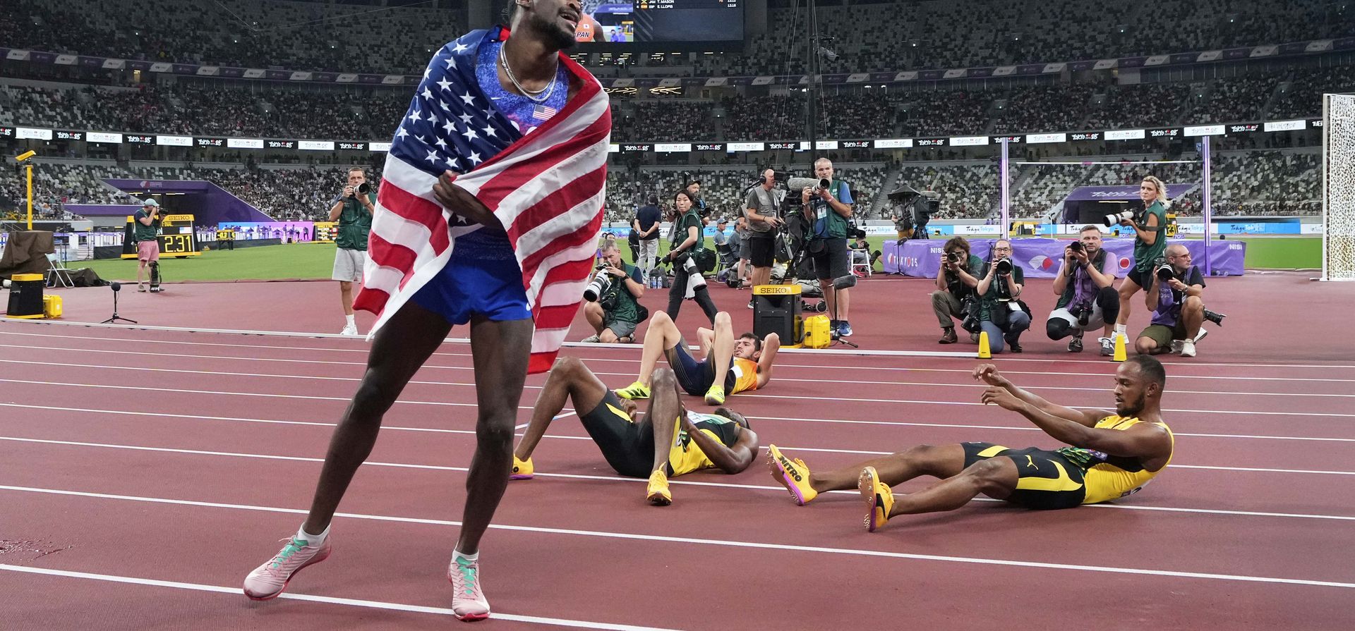 El estadounidense Cordell Tinch celebra tras ganar la medalla de oro en la final masculina de 110 metros con vallas del Campeonato Mundial de Atletismo en Tokio, el martes 16 de septiembre de 2025. (Foto AP/Eugene Hoshiko) El estadounidense Cordell Tinch celebra tras ganar la medalla de oro en la final masculina de 110 metros con vallas del Campeonato Mundial de Atletismo en Tokio, el martes 16 de septiembre de 2025. (Foto AP/Eugene Hoshiko)