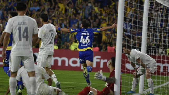 Ignacio Ovando ya la empujó al fondo del arco y sale a celebrar su gol