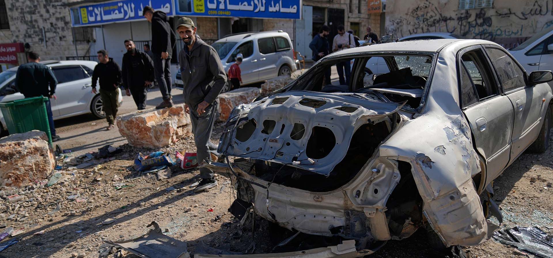 Residentes inspeccionan un vehículo destruido tras una redada del ejército israelí que dejó un palestino muerto, en la ciudad cisjordana de Qabatiya, el jueves 27 de noviembre de 2025. (Foto AP/Nasser Nasser) Residentes inspeccionan un vehículo destruido tras una redada del ejército israelí que dejó un palestino muerto, en la ciudad cisjordana de Qabatiya, el jueves 27 de noviembre de 2025. (Foto AP/Nasser Nasser)