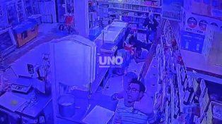Violento robo en una despensa de barrio Loyola Sur.