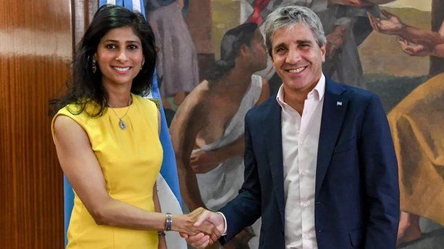 El FMI aprobó el desembolso de 800 millones de dólares para la Argentina