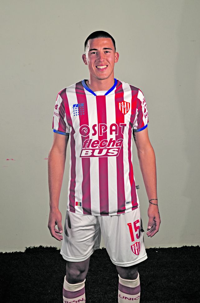 El rostro refleja la emoción del jugador de 19 años que debutará. El rostro refleja la emoción del jugador de 19 años que debutará.