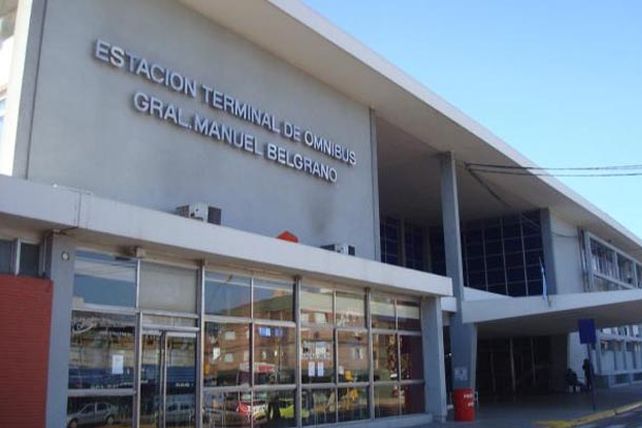 Detuvieron a dos personas con 52 billetes falsos de 100 dólares