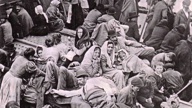 Imagen habitual a fines del siglo XIX y principios del XX: inmigrantes a bordo de un barco en busca de una nueva vida.