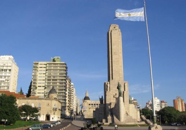 Rosario: un fuerte viento rompió en dos pedazos la bandera del mástil mayor del Monumento