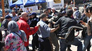 Miembros de una cooperativa intentaron derribar la estatua de Roca en Bariloche