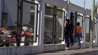 Comisaría 32ª: los internos dialogan con sus allegados con una reja de por medio luego de las visitas.