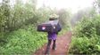 Entregan una pizza en la cima del monte Kilimanjaro y entran al libro de Récords Guinness
