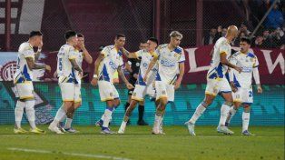 Los jugadores de Central celebran tras el penal de Di María. Ese festejo valió la victoria en cancha de Lanús.