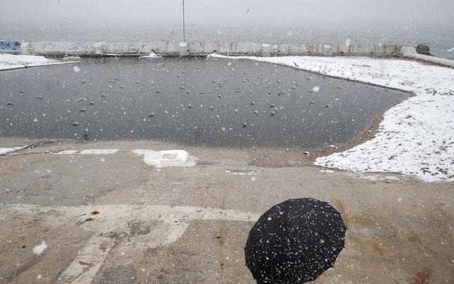 La ola de frío en Grecia cubre de nieve Atenas
